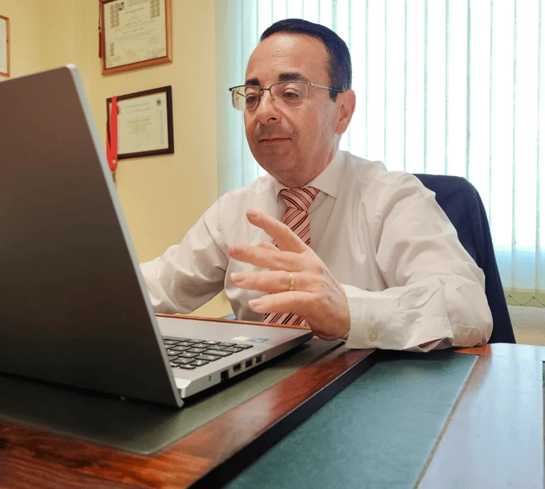 Rafael Linares en su despacho de Santa Úrsula, Tenerife